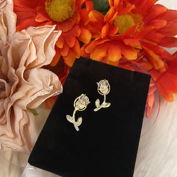 NEW! Tulip Floral Stud Earring With Pearlized Gemstone & Gold Casing - Picture 2 of 5